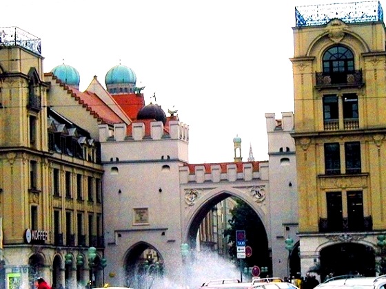 Munich-Karlsplatz (Stachus), Karlstor