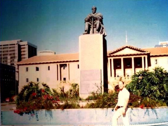 Kenya-Nairobi-Jomo Kenyatta Monument